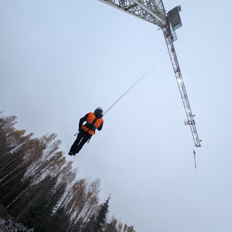 DownRight øvelse fra terex tårnkran. Elev bedriver egenredning på en øvelse.